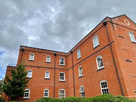 2 bedroom Flat to let in Compton Way, Sherfield-On-Loddon, RG27