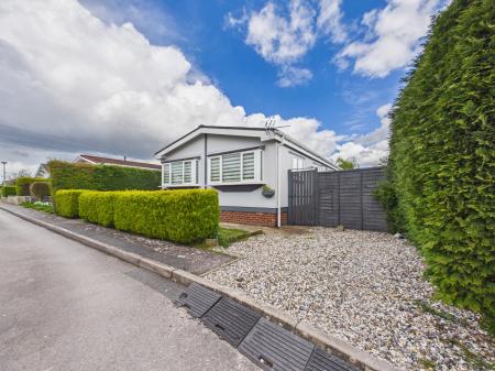 Holly Close, Crookham Common, RG19