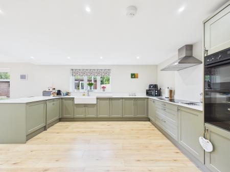 4 bedroom Detached house for sale in Browning Hill Green, Baughurst, RG26