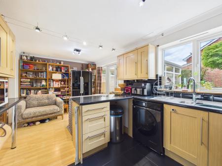 3 bedroom Semi-detached house for sale in Tomlins Close, Tadley, RG26