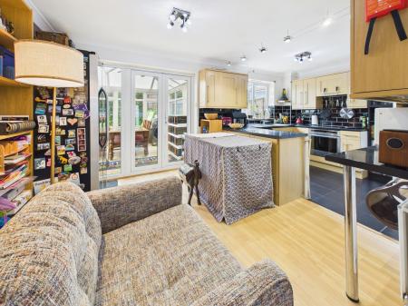 3 bedroom Semi-detached house for sale in Tomlins Close, Tadley, RG26