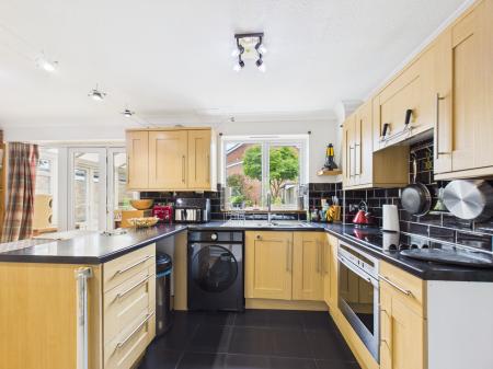 3 bedroom Semi-detached house for sale in Tomlins Close, Tadley, RG26