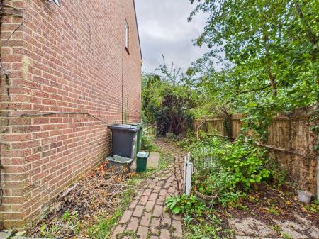 2 bedroom Terraced House to let in Mortimer Gardens, Tadley, RG26