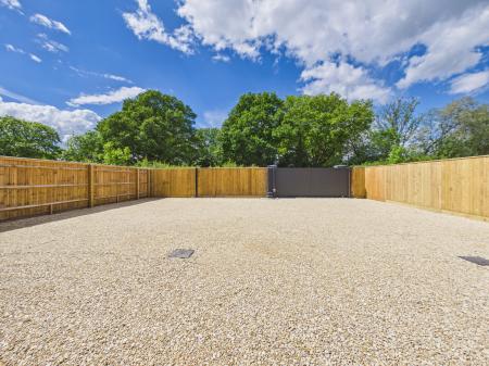 4 bedroom Detached house to let in Aldermaston Road. Pamber Green, Tadley, RG26