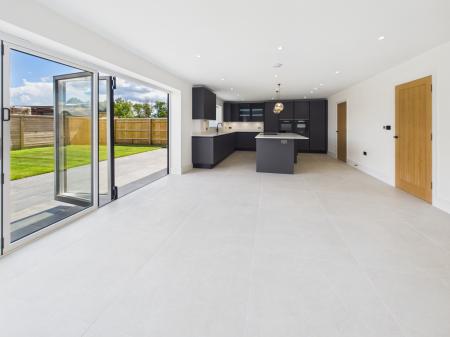 4 bedroom Detached house to let in Aldermaston Road. Pamber Green, Tadley, RG26