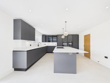 4 bedroom Detached house to let in Aldermaston Road. Pamber Green, Tadley, RG26