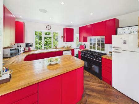 4 bedroom Detached house for sale in Farnham Road, Hook, RG29