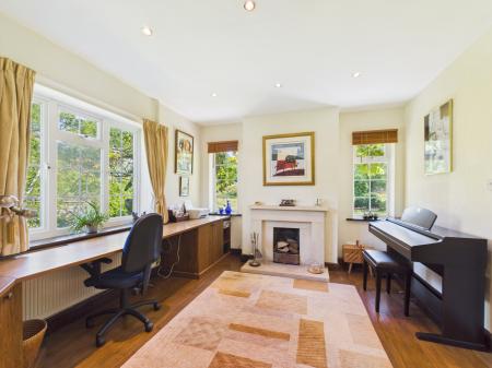 4 bedroom Detached house for sale in Farnham Road, Hook, RG29