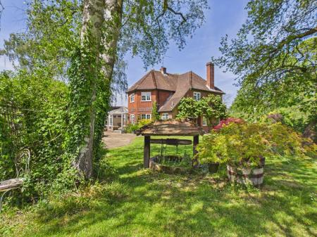 Farnham Road, Hook, RG29