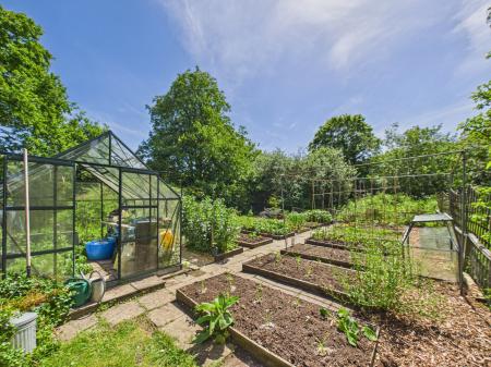4 bedroom Detached house for sale in Farnham Road, Hook, RG29