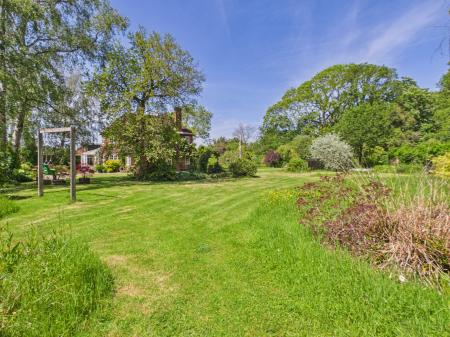 4 bedroom Detached house for sale in Farnham Road, Hook, RG29