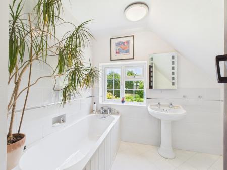 4 bedroom Detached house for sale in Farnham Road, Hook, RG29