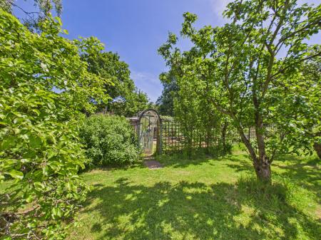 4 bedroom Detached house for sale in Farnham Road, Hook, RG29