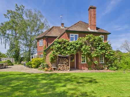 4 bedroom Detached house for sale in Farnham Road, Hook, RG29