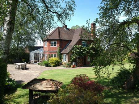 4 bedroom Detached house for sale in Farnham Road, Hook, RG29