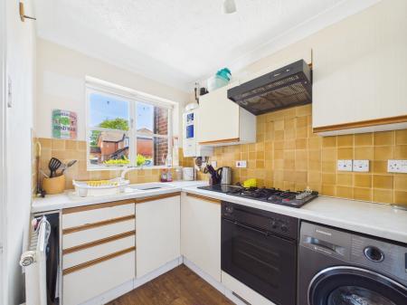 2 bedroom Terraced House for sale in Finch Close, Tadley, RG26
