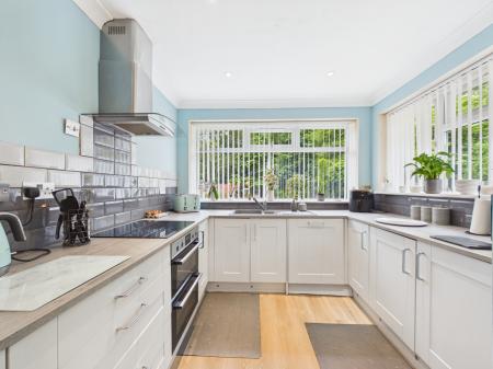 3 bedroom Detached house for sale in Droxford Crescent, Tadley, RG26