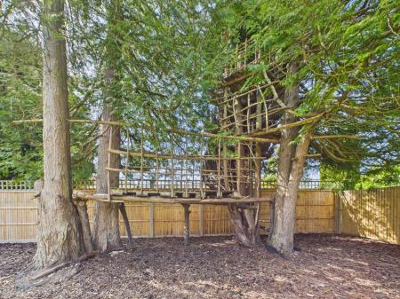 4 bedroom Detached house for sale in Penbere Close, Pamber Heath, RG26