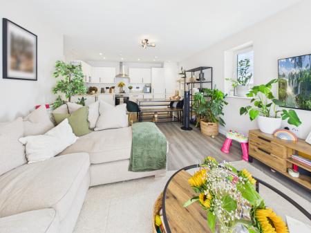 2 bedroom Apartment to let in Chawton Court,, Hook, RG27