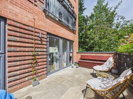 2 bedroom Apartment to let in Chawton Court,, Hook, RG27