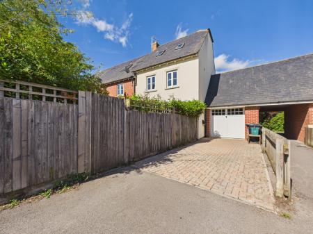 3 bedroom End of terrace house for sale in Fallows Road, Reading, RG7