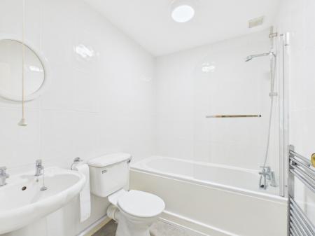 2 bedroom Flat to let in Linton Close, Tadley, RG26