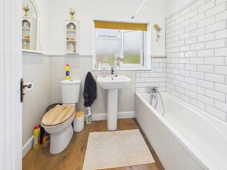 2 bedroom Semi-detached house for sale in Huntsmoor Road, Tadley, RG26