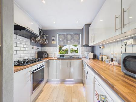 2 bedroom Semi-detached house for sale in Huntsmoor Road, Tadley, RG26