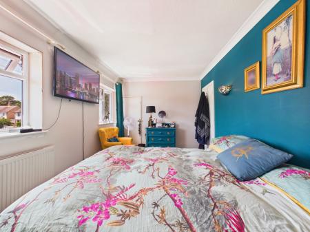 2 bedroom Semi-detached house for sale in Huntsmoor Road, Tadley, RG26