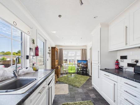 1 bedroom Park home for sale in Elm Grove Park, Thatcham, RG18