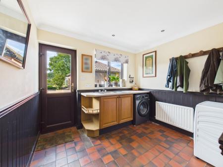 4 bedroom Semi-detached house for sale in Chilcroft Villas, Tadley, RG26