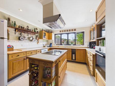 4 bedroom Semi-detached house for sale in Chilcroft Villas, Tadley, RG26