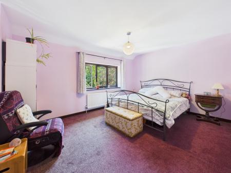 4 bedroom Semi-detached house for sale in Chilcroft Villas, Tadley, RG26