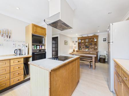 4 bedroom Semi-detached house for sale in Chilcroft Villas, Tadley, RG26