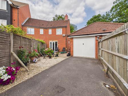 2 bedroom Terraced House for sale in Kestrels Mead, Tadley, RG26