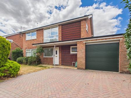 4 bedroom Detached house for sale in Heathlands, Baughurst, RG26
