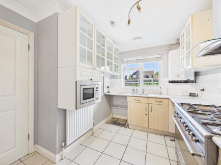 3 bedroom Terraced House to let in Anderson Gardens, Tadley, RG26