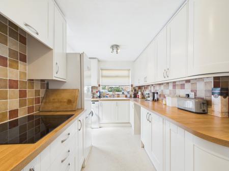 2 bedroom Detached bungalow for sale in Vine Tree Close, Tadley, RG26
