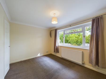 2 bedroom Terraced House to let in Compton Close, Hook, RG27