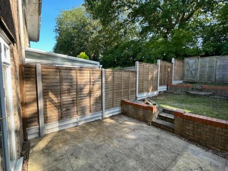 2 bedroom Terraced House to let in Compton Close, Hook, RG27