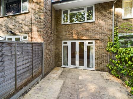 2 bedroom Terraced House to let in Compton Close, Hook, RG27