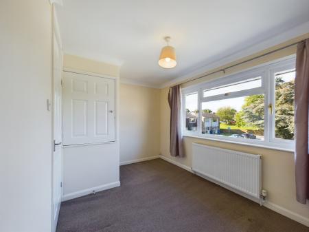 2 bedroom Terraced House to let in Compton Close, Hook, RG27