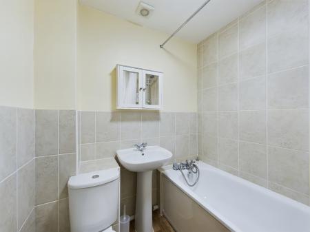 2 bedroom Terraced House to let in Compton Close, Hook, RG27