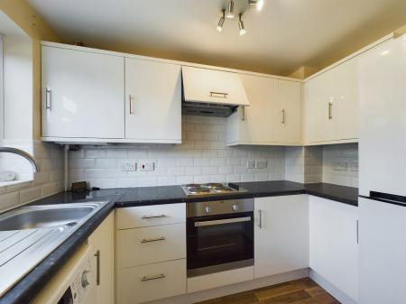 2 bedroom Terraced House to let in Compton Close, Hook, RG27