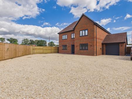 4 bedroom Detached house to let in Aldermaston Road, Pamber Green, Tadley, RG26