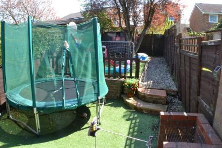 3 bedroom Terraced House to let in Crookham Close, Tadley, RG26