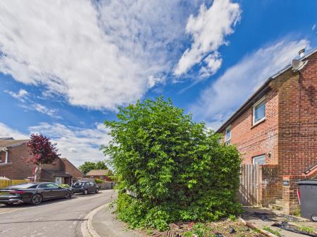 1 bedroom Studio flat to let in Hartley Gardens, Tadley, RG26