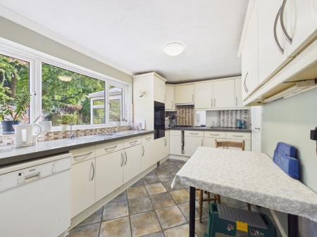 5 bedroom Detached house for sale in Sheridan Crescent, Baughurst, RG26