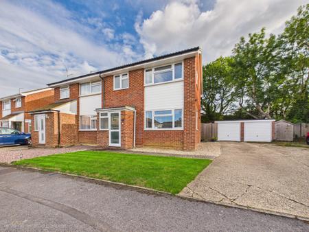 Tomlins Close, Tadley, RG26