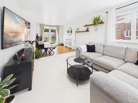 3 bedroom Semi-detached house for sale in Tomlins Close, Tadley, RG26
